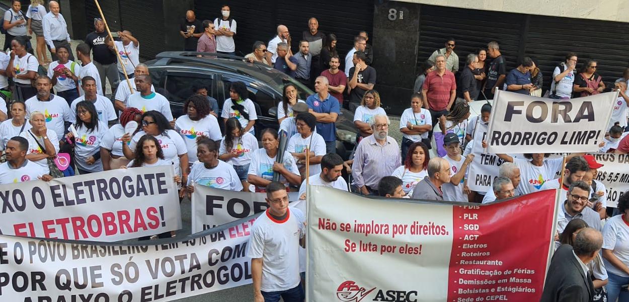 Eletricitários protestam contra privatização da Eletrobrás no Rio de Janeiro