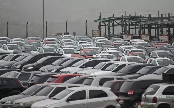 Carros em pátio