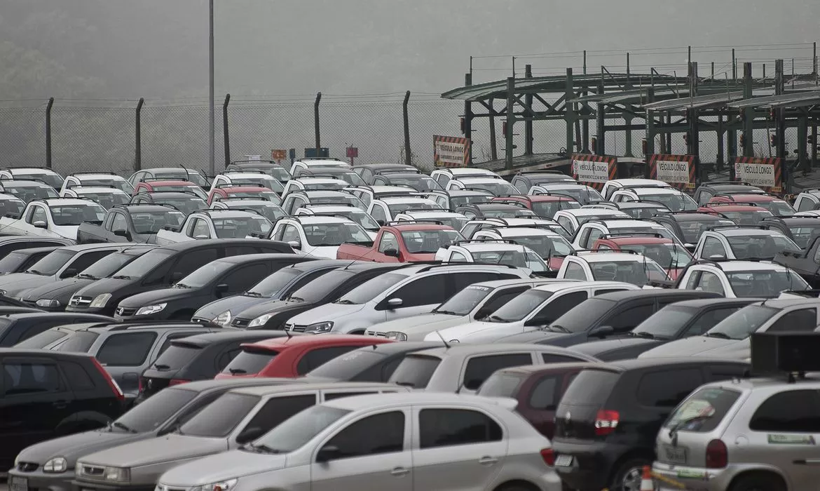 Carros em pátio