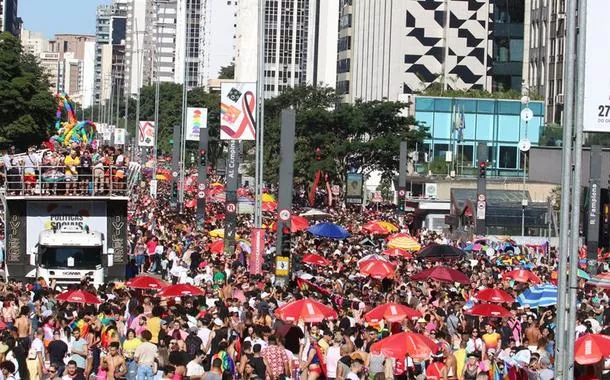 Parada do Orgulho LGBT chega à 27ª edição  e reúne milharessteak site de apostaspessoas na Avenida Paulista