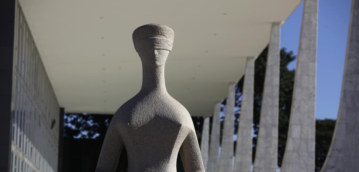 Estátua da Justiça no prédio do STF em Brasília - 21/04/2010