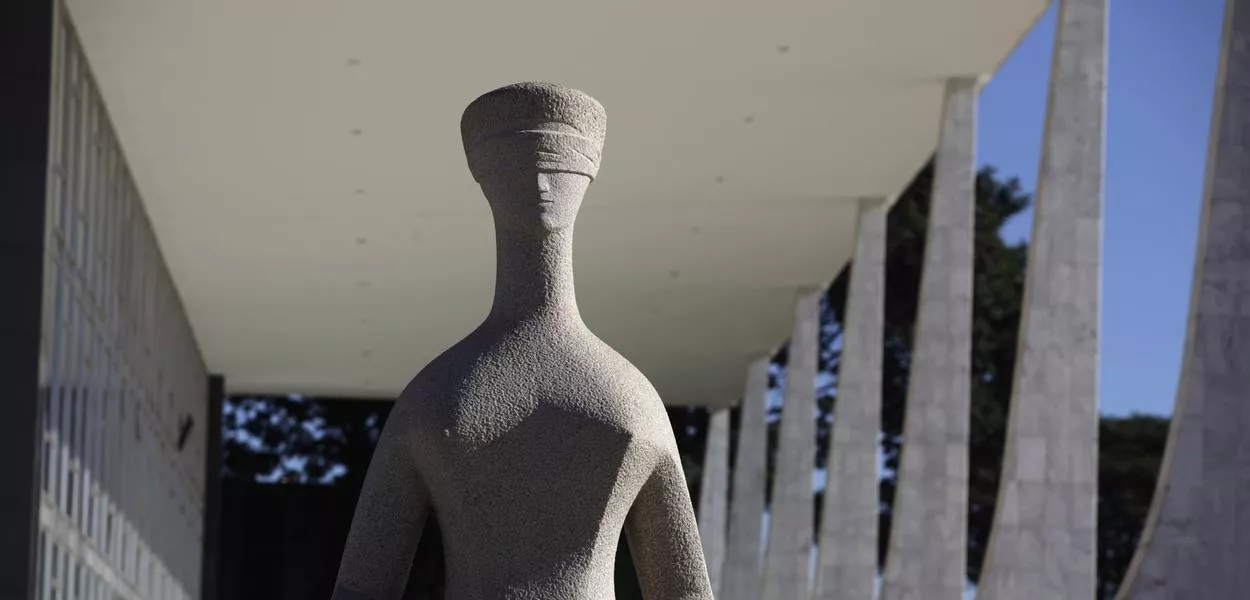 Estátua da Justiça no prédio do STF em Brasília 