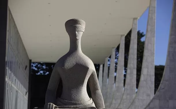 Estátua da Justiça no prédio do STF em Brasília 