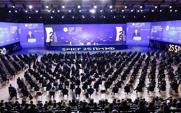 Fórum econômico em São Petersburgo discutirá transição para novo modelo multipolar da economia mundial