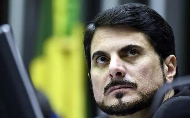 Marcos do Val volta a ameaçar Moraes e diz que ministro “se fodeu”