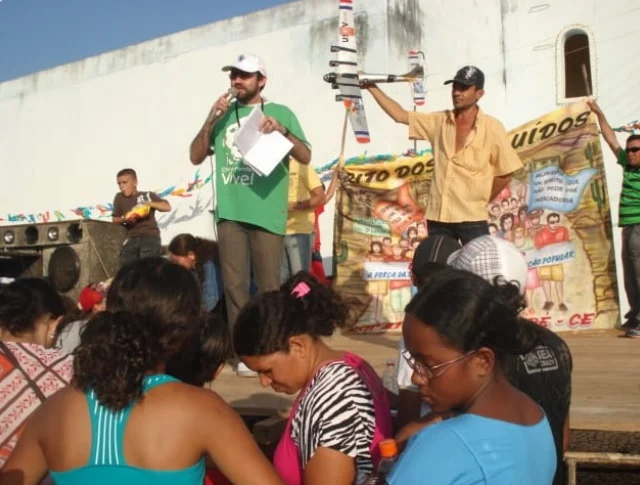 Zé Maria do Tomé (de camisa amarela, segurando um avião) durante protesto em 2008, em Limoeiro do Norte (CE), contra pulverização aérea de agrotóxicos