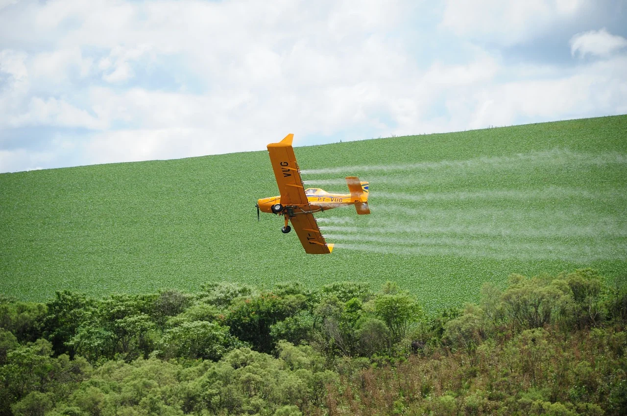 Os danos da pulverização aérea à saúde e ao meio ambiente são causados pelas chamadas “chuvas de veneno”