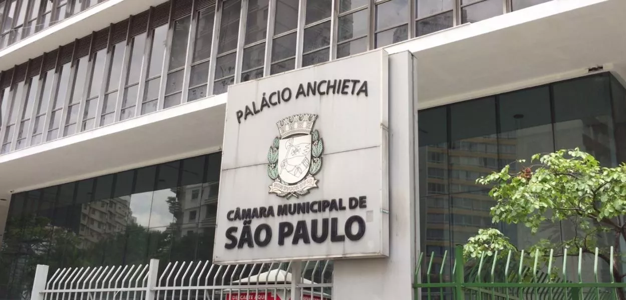 Vereadora de SP que não se reelegeu leva privada de gabinete embora