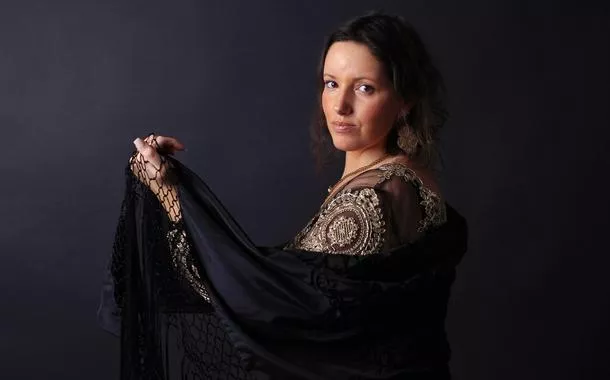 Casa de Portugal e Kafka Produções trazem a fadista Raquel Maria pela primeira vez ao Brasil