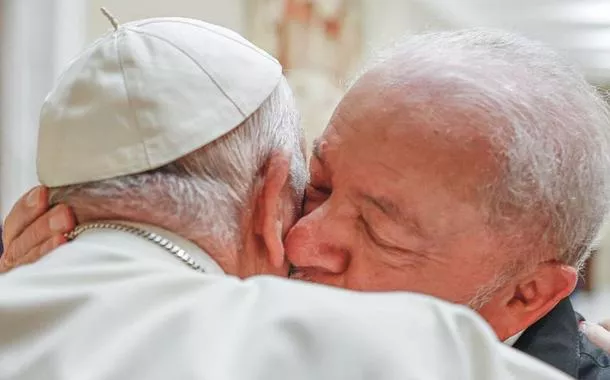 Lula celebra aniversário do papa Francisco e exalta luta do pontífice "por um mundo mais justo"