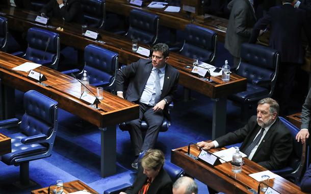 Sergio Moro (gravata clara, no centro da foto)