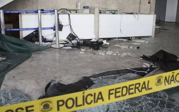 Democracia restaurada: obras vandalizadas no 8/1 são recuperadas