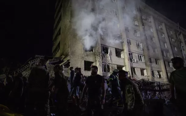 Resgates e voluntários trabalham no local de edifícios de hotéis e restaurantes fortemente danificados por um ataque de míssil russo, em meio à guerra na Ucrânia, no centro de Kramatorsk, região de Donetsk, Ucrânia, 27 de junho de 2023