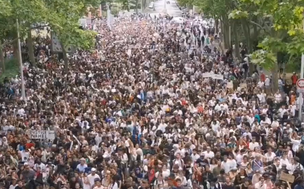 Multidão sai às ruas em protesto contra a Polícia francesa pela morte do jovem Nahel M., 17 anos