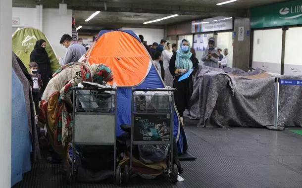 Refugiados afegãos acampados no aeroporto de Guarulhos são abrigados em Colônia do Sindicato dos Químicos na Praia Grande