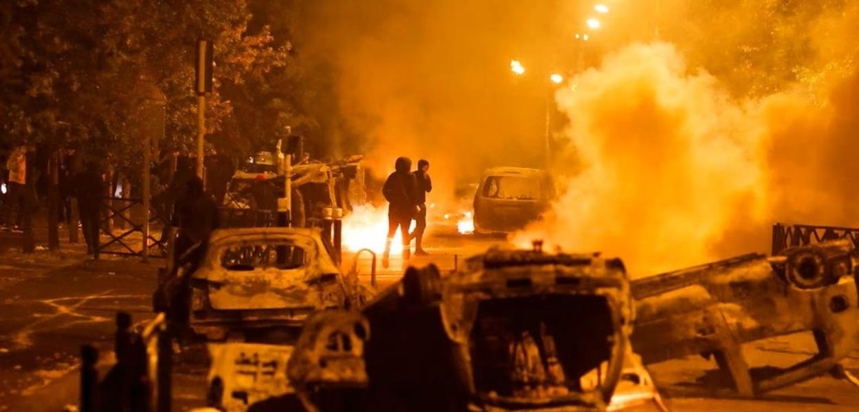 Carro policial é incendiado durante manifestação em Paris