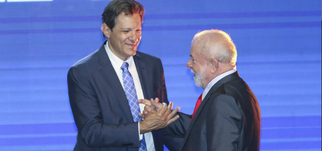 Ministro da Fazenda, Fernando Haddad (gravata azul), e o presidente Luiz Inácio Lula da Silva