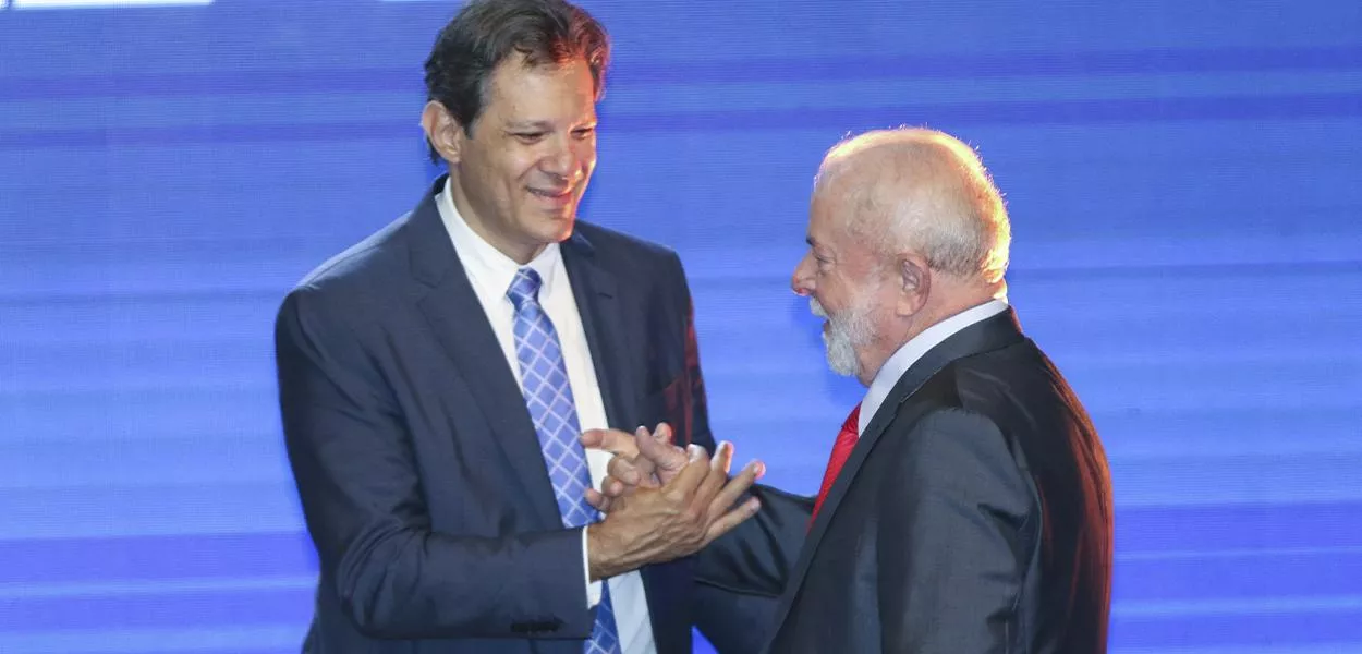 Ministro da Fazenda, Fernando Haddad (gravata azul), e o presidente Luiz Inácio Lula da Silva