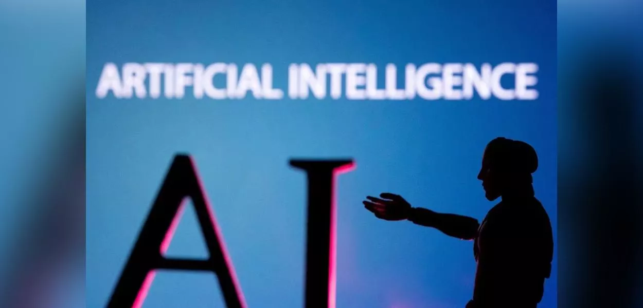 Letras AI (Inteligência Artificial) e miniatura de robô nesta ilustração tirada em 23 de junho de 2023