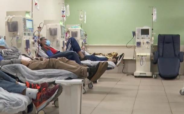 Pacientes com problemas renais em hospital no Brasil