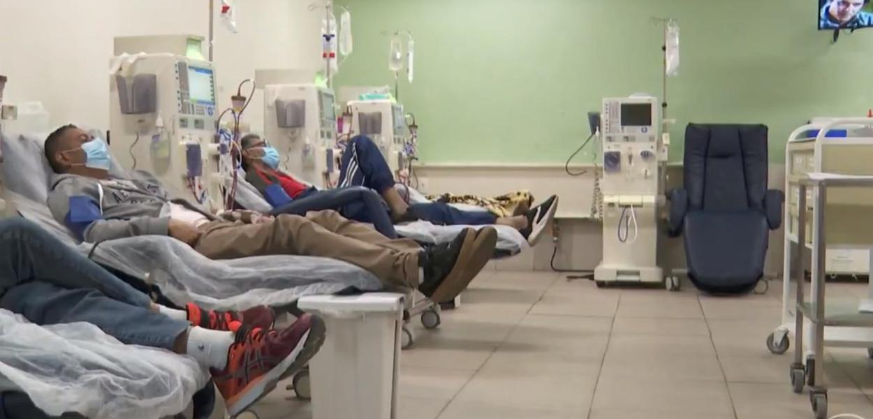 Pacientes com problemas renais em hospital no Brasil