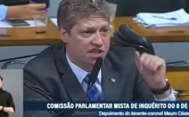 Com um inglês sofrível, deputado bolsonarista tenta lacrar cantando Bob Dylan na CPI, mas vira piada nas redes (vídeo)