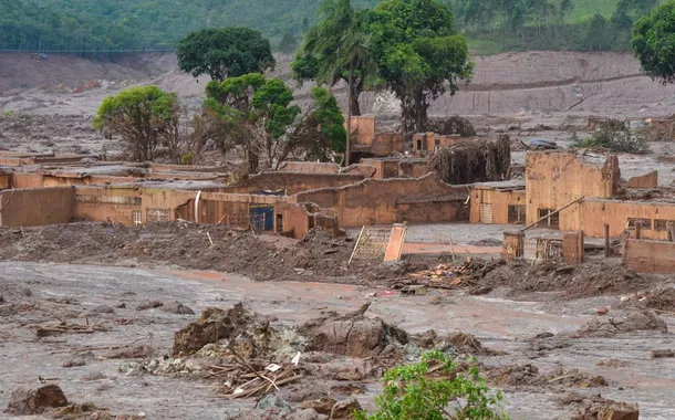Governos querem R$ 109 bi de empresas por danos em desastre de Mariana