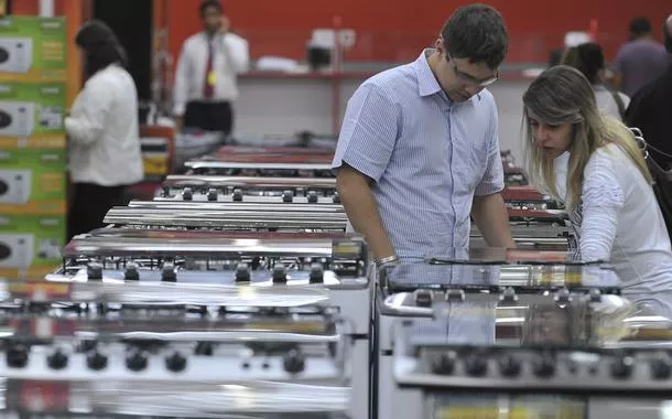 Varejo tem alta de 0,4% de setembro para outubro, diz IBGE