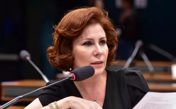 Entenda o que é a lista de difusão vermelha da Interpol e como ela pode acelerar a prisão de Carla Zambelli