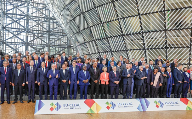 Líderes da Celac e da União Europeia posam para foto de cúpula em Bruxelas 17/7/23