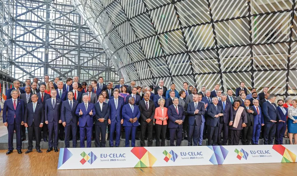 Líderes da Celac e da União Europeia posam para foto de cúpula em Bruxelas 17/7/23