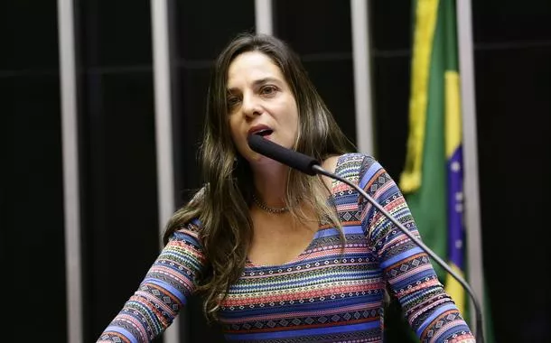 Fernanda Melchionna repudia declarações do prefeito de Farroupilha e diz que Bolsonaro 'flerta com a ilegalidade' (vídeo)