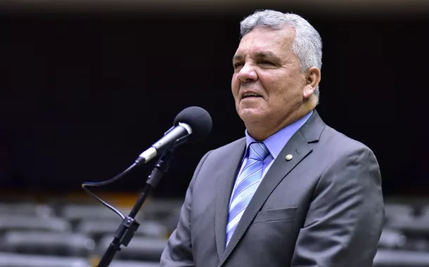 Presidente da bancada da bala diz ser contra prisão de usuários de maconha: "tem gente que fuma para descontrair"