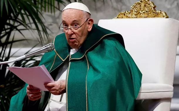 Papa Francisco é levado a hospital para tratamento de bronquite