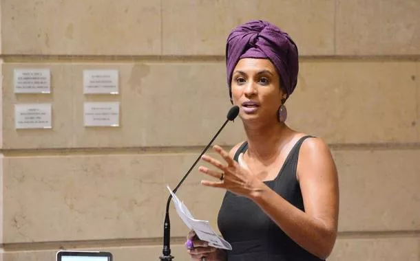 Placa da estátua de Marielle Franco no RJ é roubada
