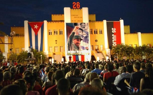 O Quartel Moncada, com as bandeiras de Cuba, do Movimento 26 de Julho e um poster de Fidel 