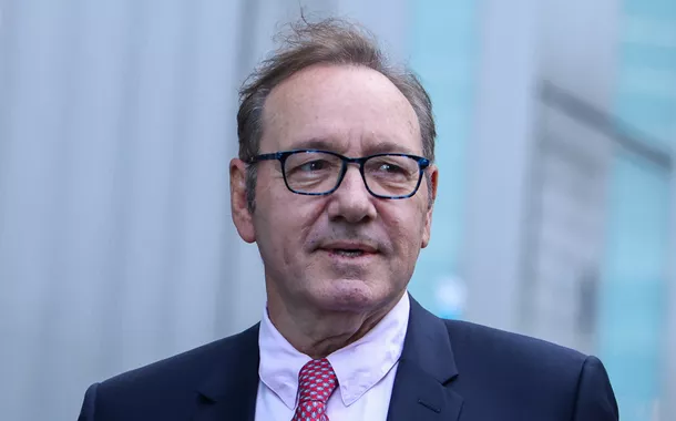 Kevin Spacey se emociona ao ser absolvido de todas as 9 acusações de crimes sexuais em julgamento em Londres