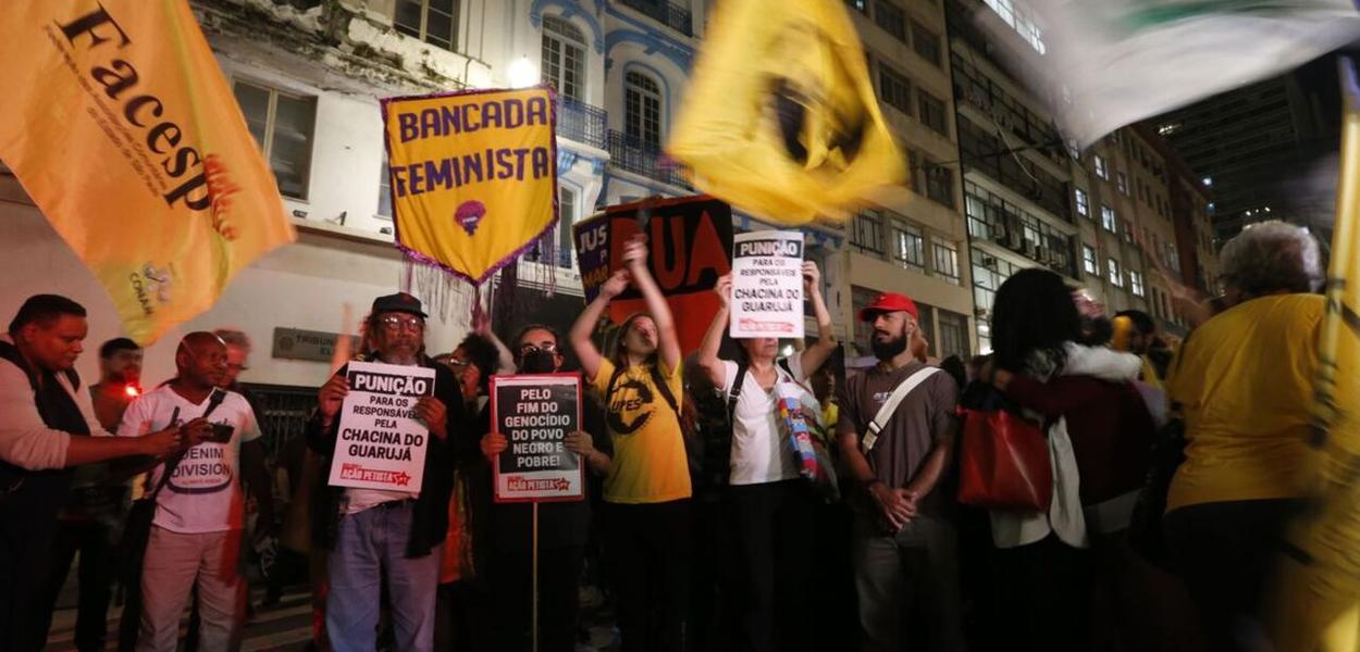 Manifestantes protestam contra chacina do Guarujá promovida pelo governo de Tarcísio de Freitas