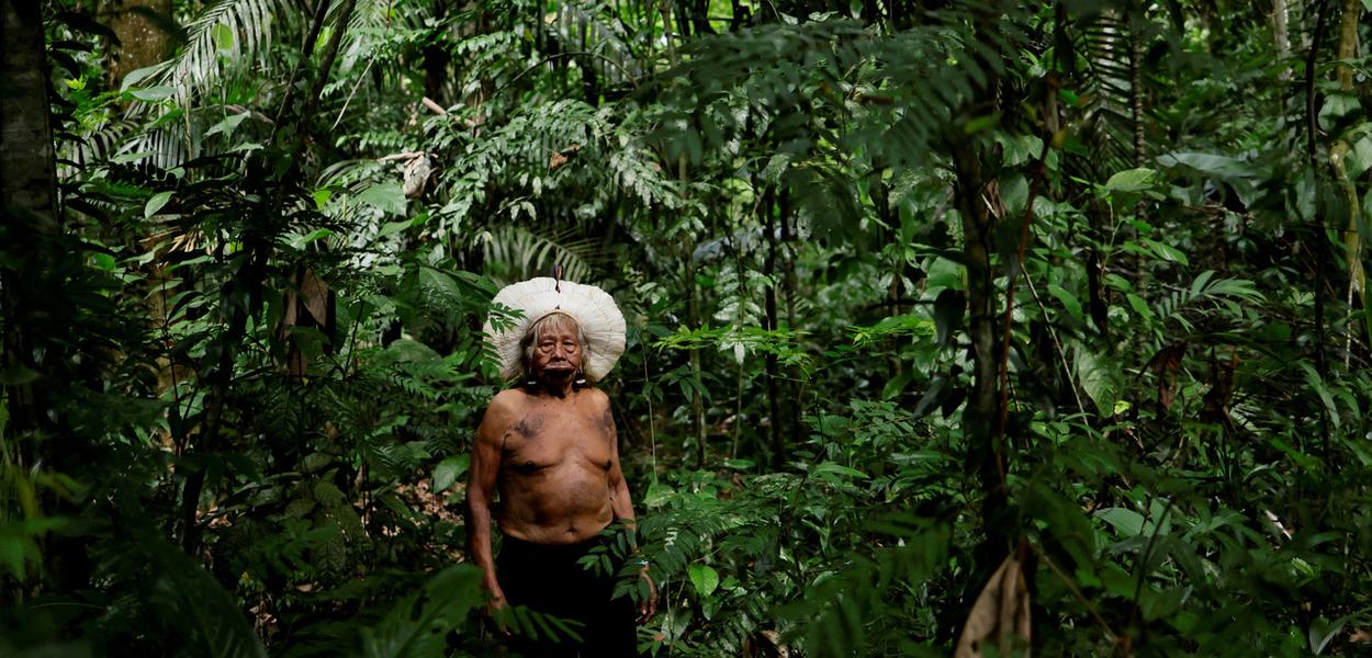 Cacique indígena brasileiro Raoni Metuktire posa para foto durante uma entrevista antes de uma cúpula de nações da floresta amazônica no Parque Igarapé, em Belém, Pará, Brasil