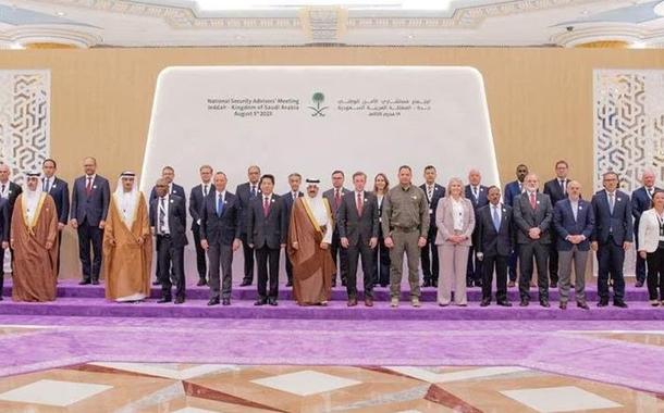 Representantes de mais de 40 países, incluindo China, Índia e Estados Unidos, posam para foto durante conversas em Jeddah, Arábia Saudita, em 6 de agosto de 2023
