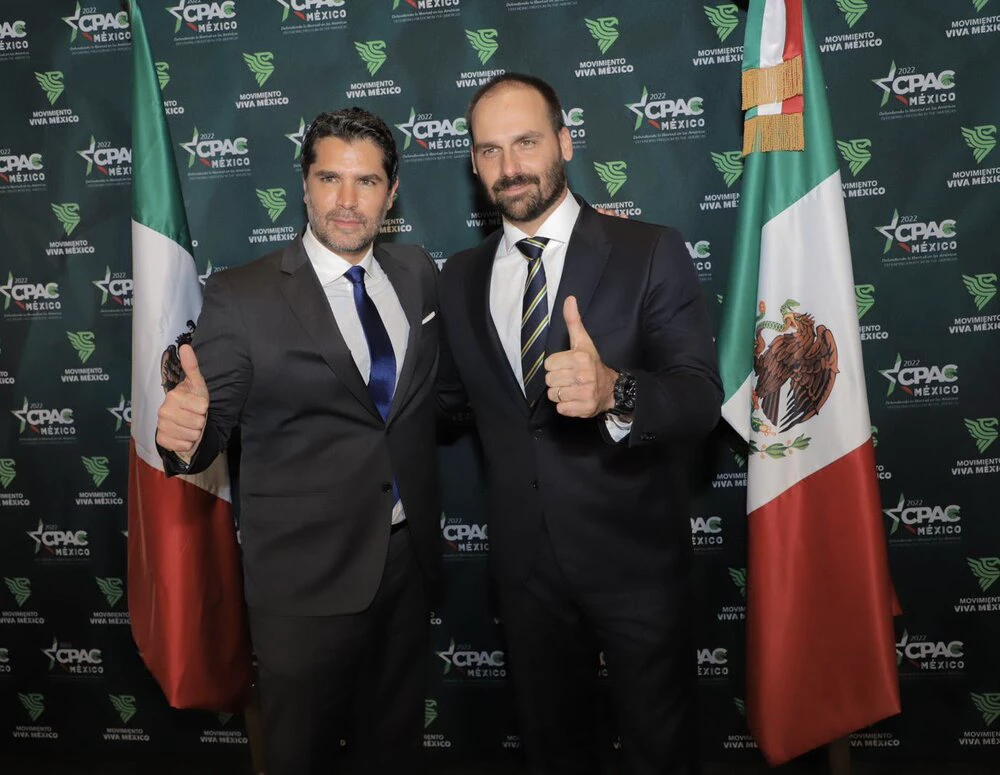 Eduardo Verastégui e Eduardo Bolsonaro durante o CPAC mexicano