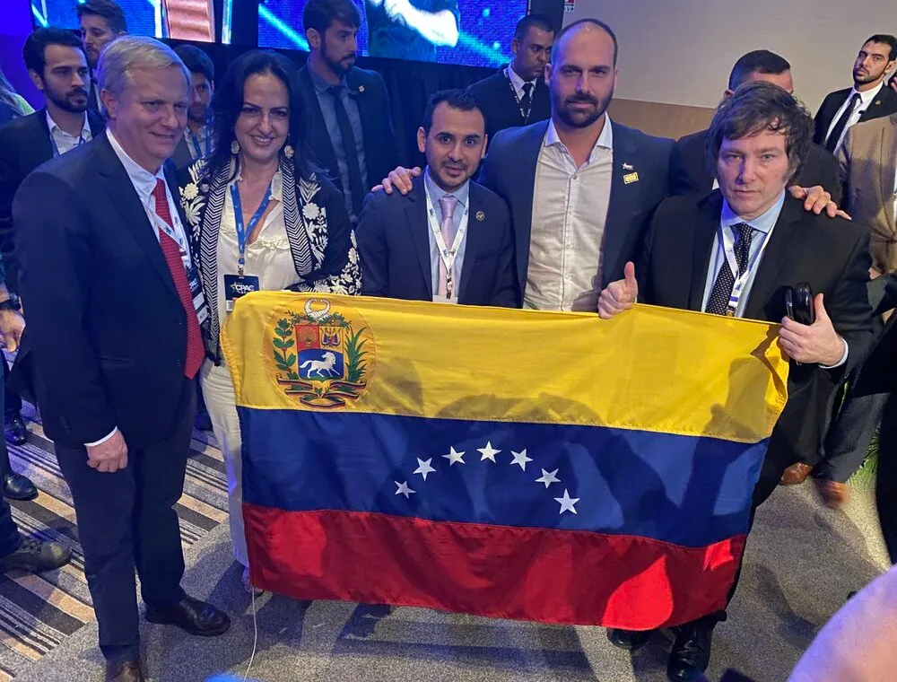 José Antonio Kast, María Fernanda Cabal, Eduardo Bittar, Eduardo Bolsonaro e Javier Milei durante o CPAC Brasil