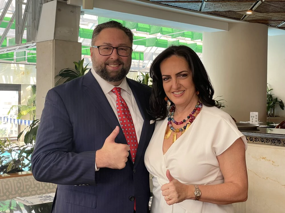 María Fernanda Cabal e Jason Miller em janeiro de 2022