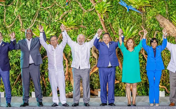 Presidentes posam para foto durante a Cúpula da Amazônia