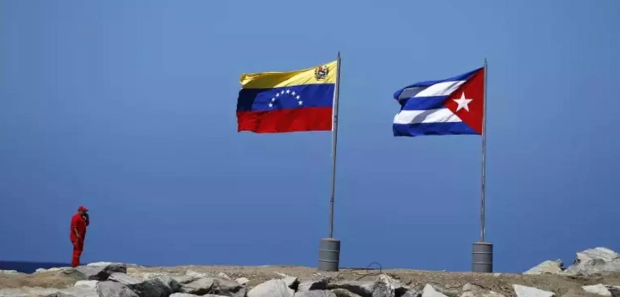 Bandeiras da Venezuela e de Cuba