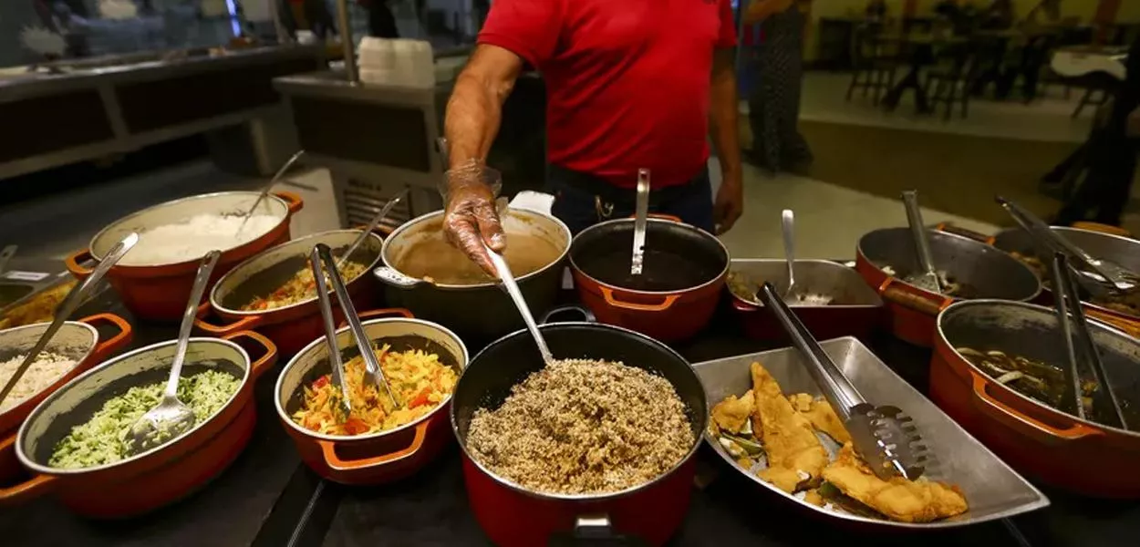 Setor de alimentação fora do lar atinge R$ 62,4 bi, maior valor já registrado, mas enfrenta retração no tráfego de consumidores.