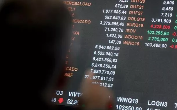Ibovespa fecha em queda com realização de lucros e volume baixo