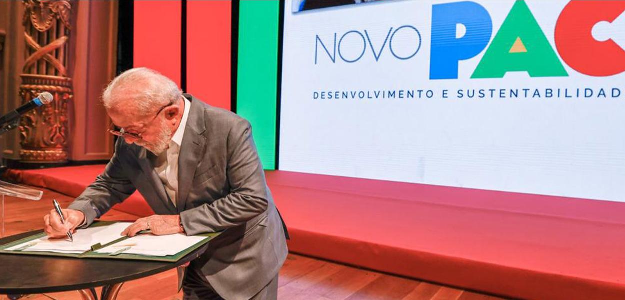 Presidente Luiz Inácio Lula da Silva assina o novo Plano de Aceleração do Crescimento (PAC)