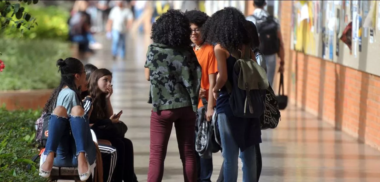 Senado aprova bolsa de até R$ 700 para alunos de baixa renda do ensino superior