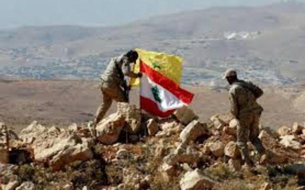 Combatentes fincam no terreno as bandeiras do Líbano e do Hezbollah, marco da vitória contra os agressosres israelenses